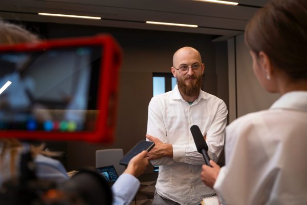 press-reporter-fallowing-leads-case (1)